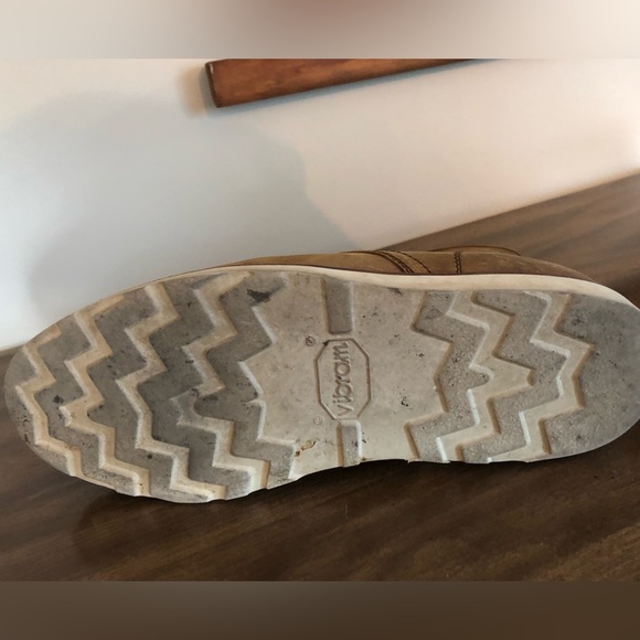 Classic Tan Leather Men's Boots - Picture 6 of 10